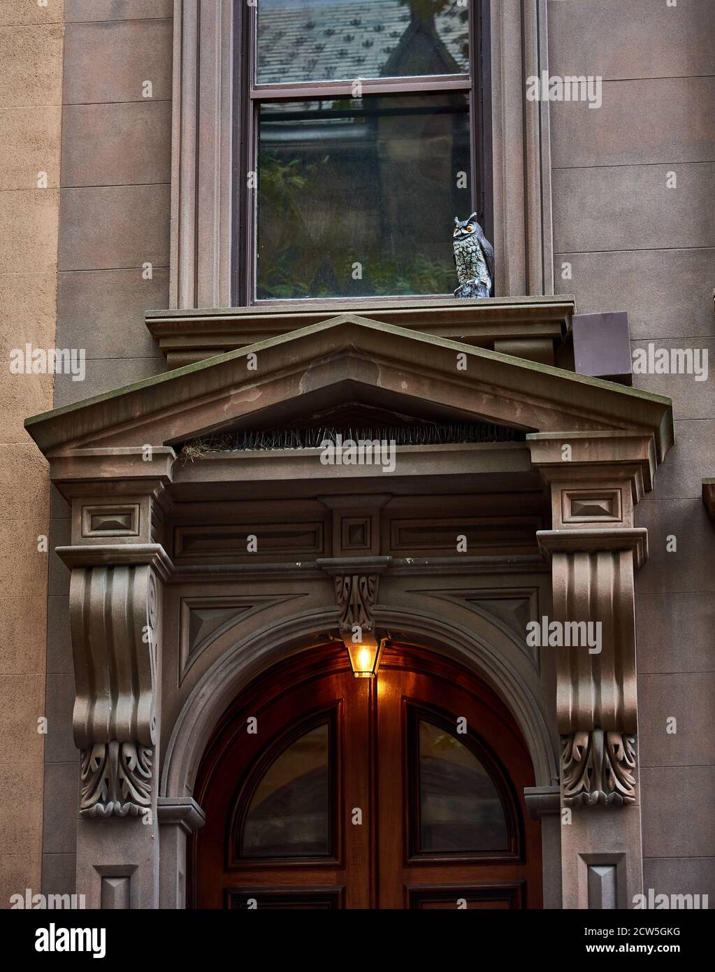 Die elegante Eingangstür eines Brooklyn Height, NY Brownstone. Stockfoto