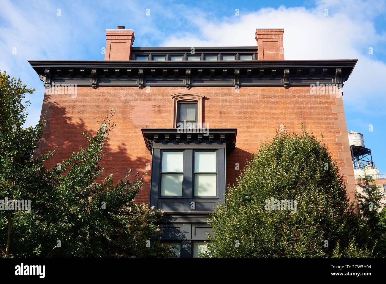 BROOKLYN, NY - SEPTEMBER 23 2020: Die Spitze eines eleganten Backsteinhauses in Brooklyn Heights, NY, Stockfoto