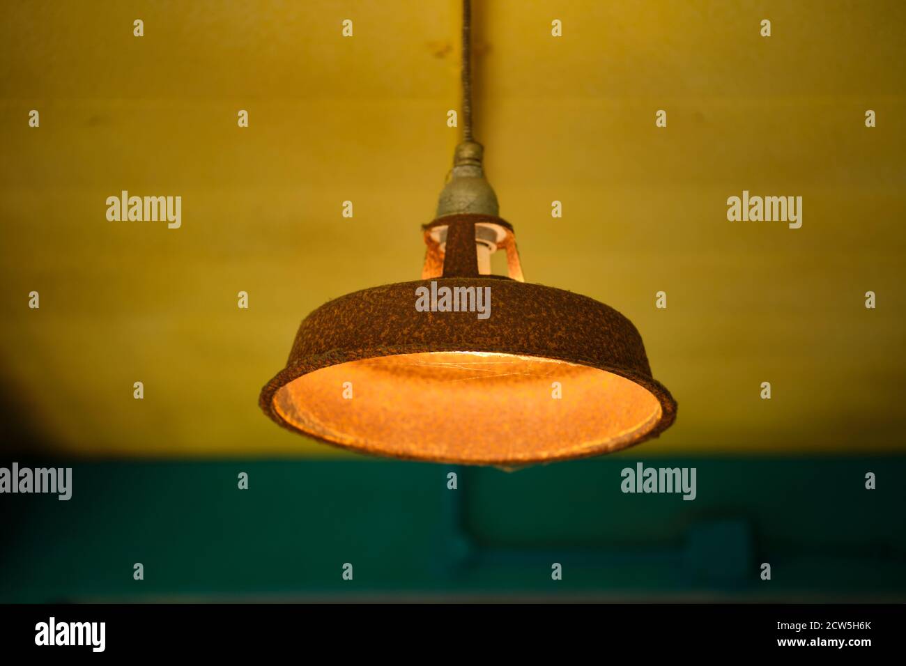 Alte Hängelampe mit rostigen Lampenschirm aus Metall Stockfotografie - Alamy