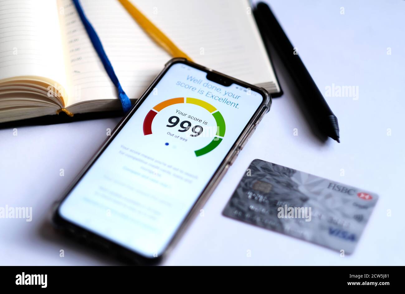 Stafford / UK - September 27 2020: Experian Credit Score Report auf dem Smartphone-Bildschirm mit der höchstmöglichen Anzahl. Echtes Foto. Stockfoto
