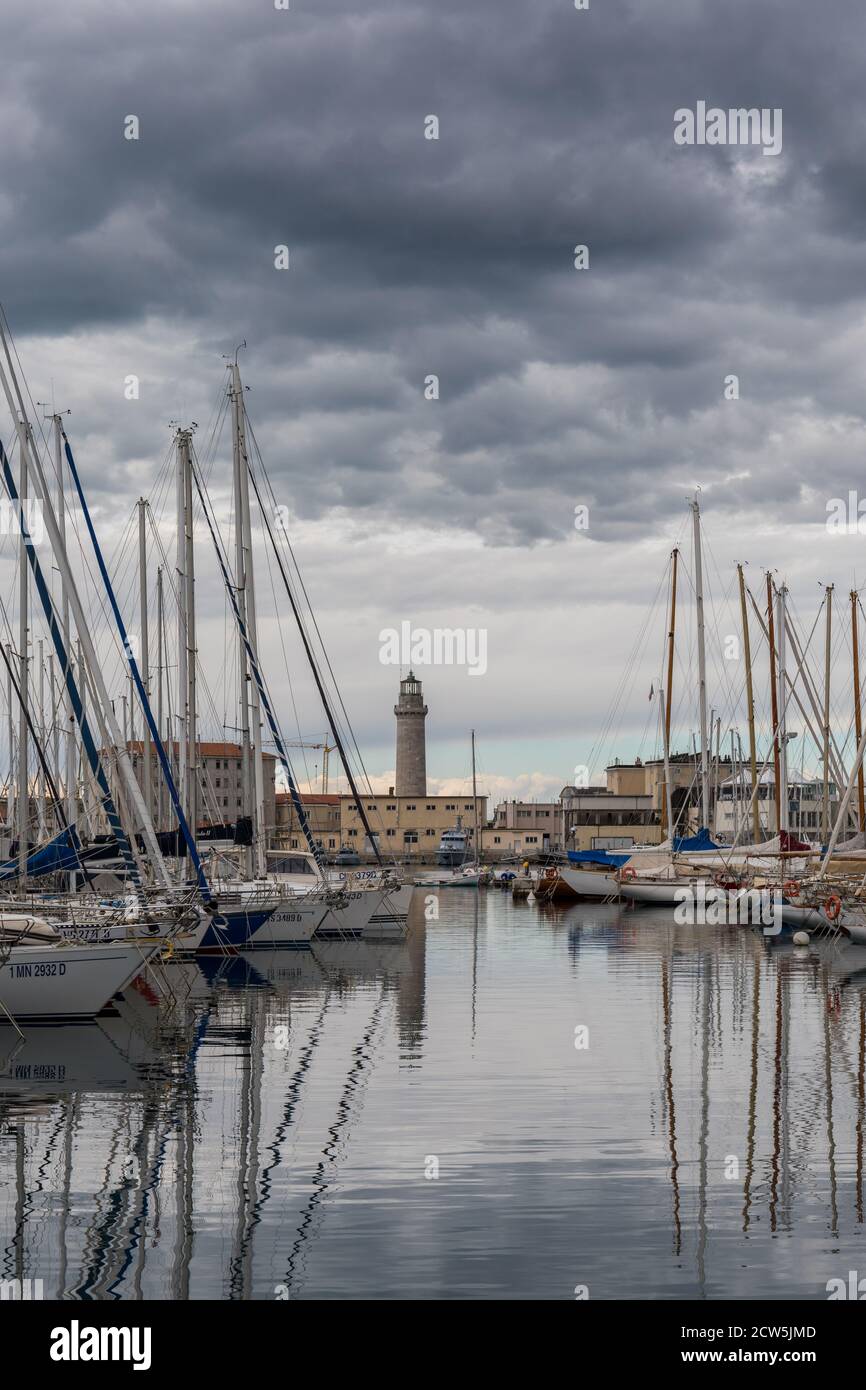 Boote in der Marina - Triest, Friaul Julisch Venetien, Italien Stockfoto