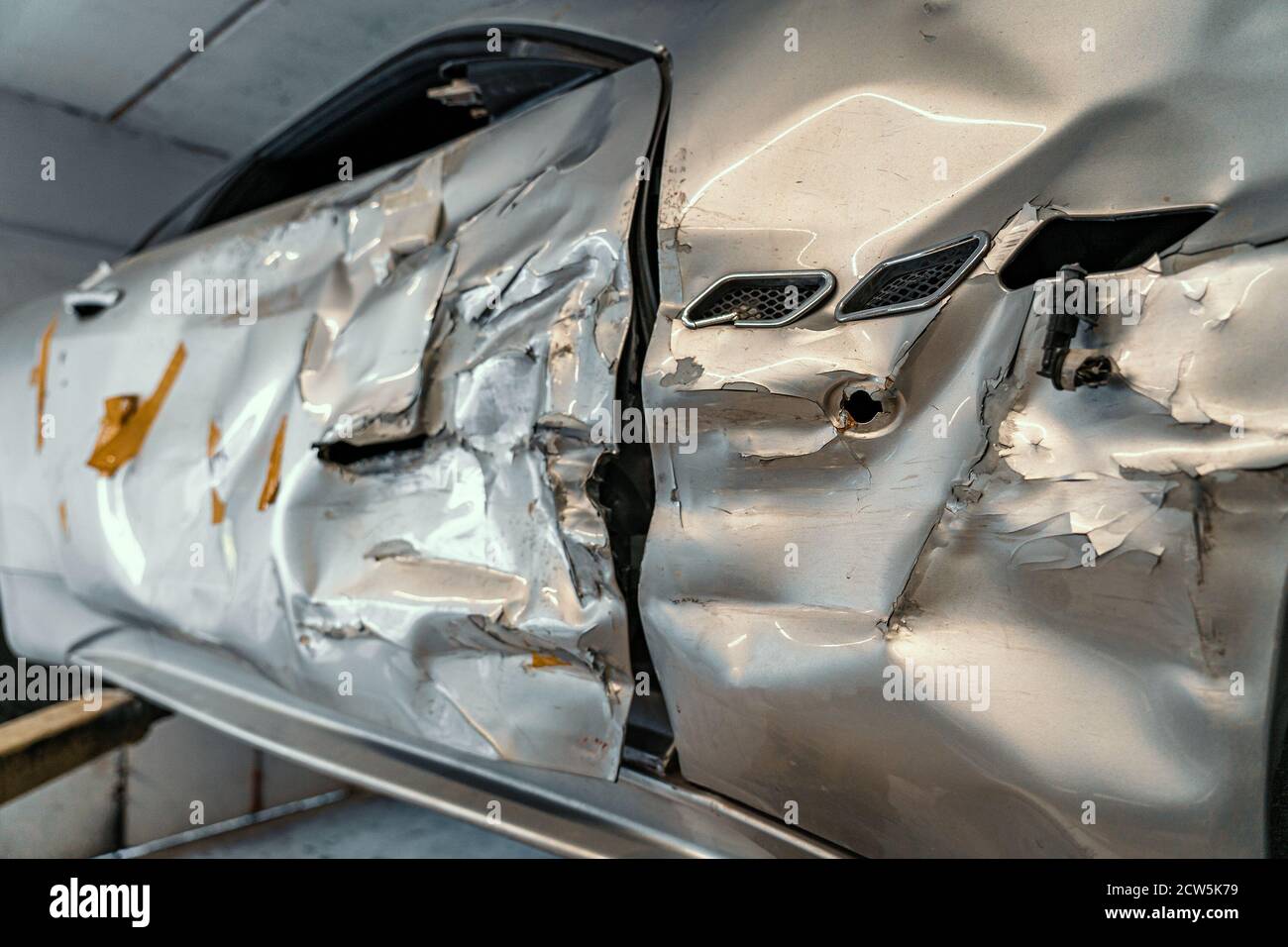 Gebrochene oder beschädigte Sportwagen nach Verkehrsunfall oder Crash in der Werkstatt Reparatur Service, close up Stockfoto