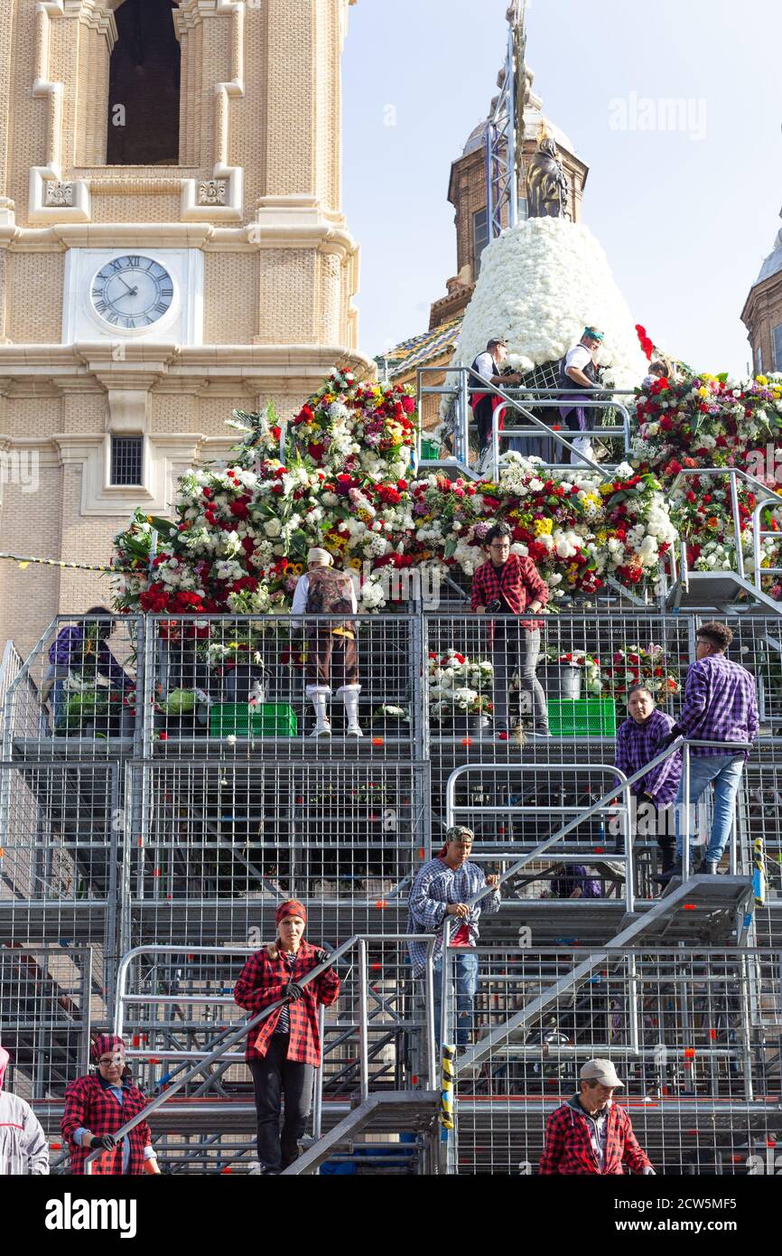 Die traditionellen Blumen bieten Hügel auf dem Pilar Platz während Stockfoto