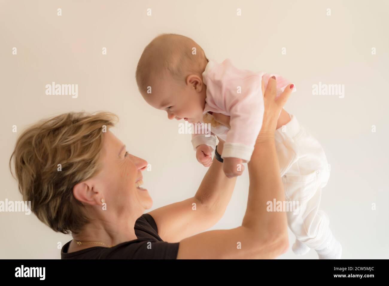 Großmutter umarmte und lächelte ihre Enkelin Stockfoto