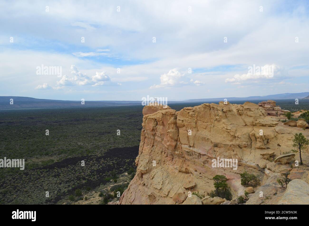 Mann, der auf Sandstein Bluff steht Stockfoto