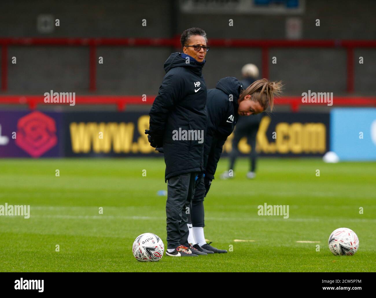 CRAWLEY, ENGLAND - SEPTEMBER 27: Hope Powell Manager von Brighton und Hove Albion WFC während des Vitality Women's FA Cup Matches zwischen Brighton und Hove Albion Women und Birmingham City Women am 27. September 2020 im Broadfield Stadium in Crawley, England Stockfoto