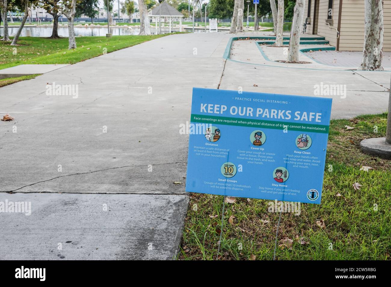 Bewahren Sie unsere Parks sicher Sicherheitsschild während covid 19 Coronavirus In Irvine, Kalifornien Stockfoto