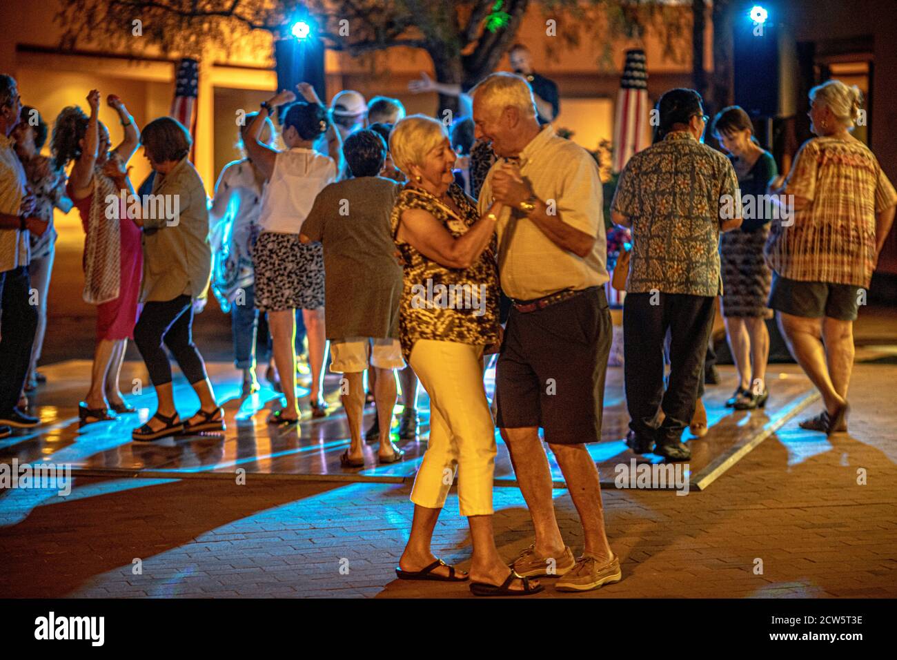 In einer katholischen Kirche in Südkalifornien tanzen multirassische Gemeindemitglieder unterschiedlichen Alters bei einer "heißen Augustnacht" sommerlichen gesellschaftlichen Veranstaltung. Stockfoto