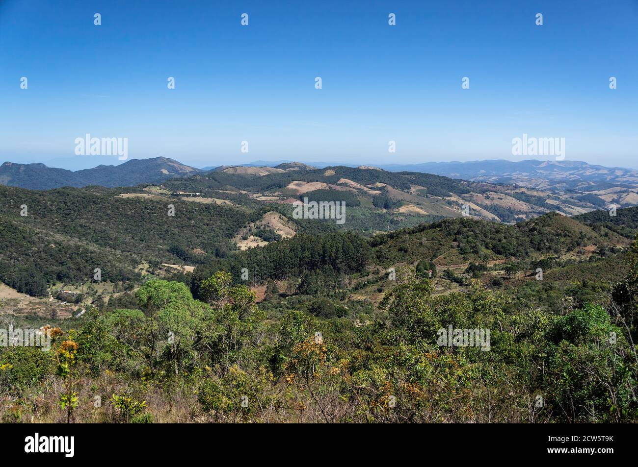 Die umliegende bergige grüne Landschaft unter klarem blauen Himmel, wie von den Aussichtsplätzen Pedra da Macela gesehen, im Serra da Bocaina Nationalpark. Stockfoto