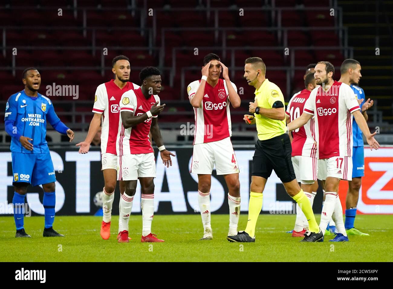 Edson Alvarez (Ajax) erhält eine rote Karte von Schiedsrichter Pol van Boekel während Eredivisie Spiel Ajax-Vitesse am September 26 2020 in Amsterdam Niederlande Credit: SCS/Sander Chamid/AFLO/Alamy Live News Stockfoto