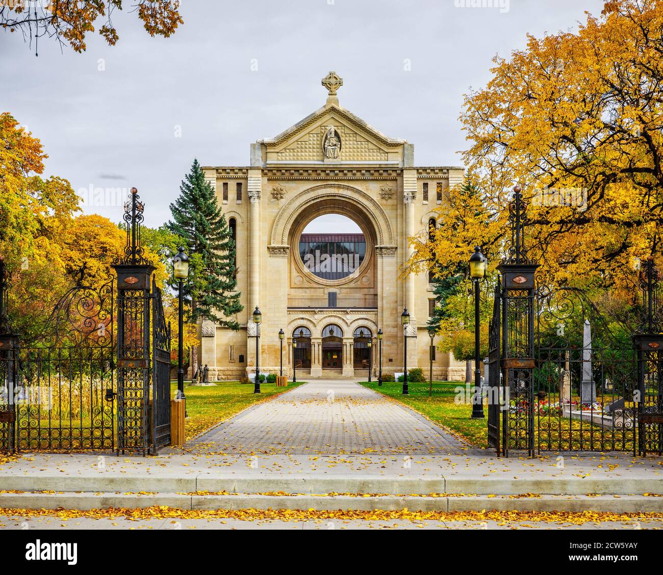 Historische St. Boniface Basilika im Herbst, Winnipeg, Manitoba, Kanada. Stockfoto