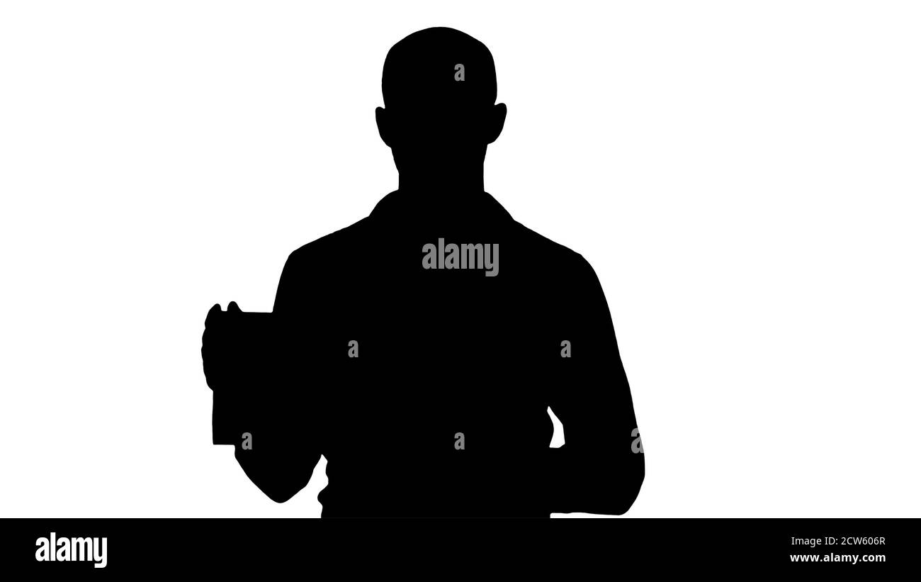 Silhouette lächelnd Casual Mann präsentiert ein Tablet mit einem leeren Bildschirm. Stockfoto