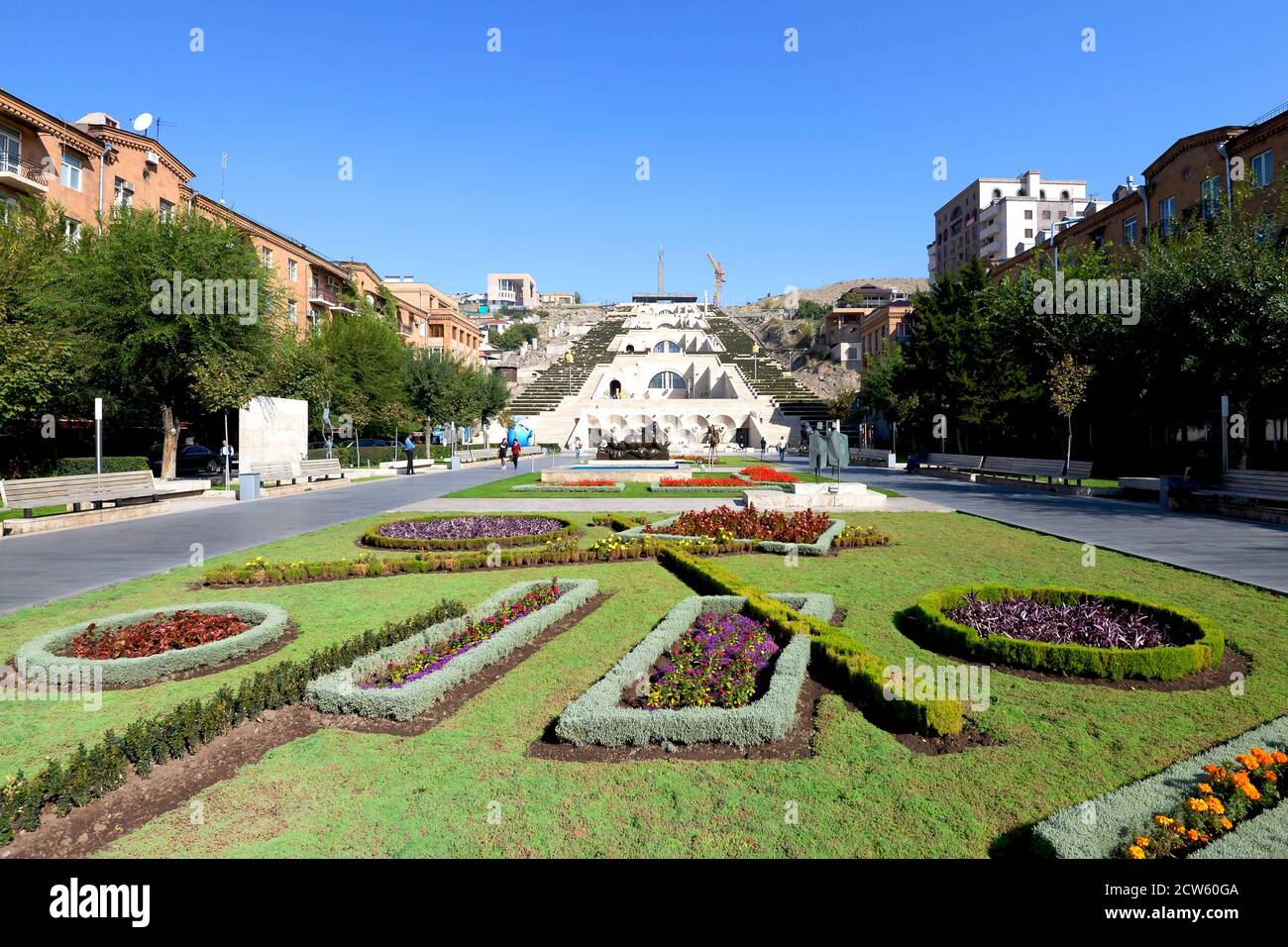 Alexander Tamanyan Park in Jerewan, Armenien. Fußgängerzone und Tamanyan Park mit Cascade Complex und Cafesjian Museum of Art hinter. Stockfoto