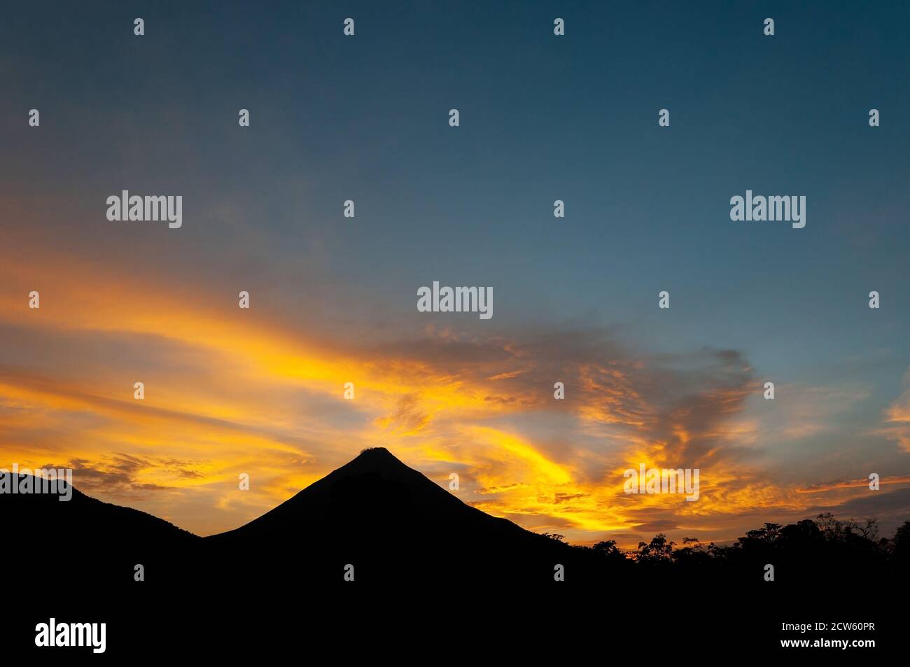 Silhouette des Arenal Vulkans bei Sonnenuntergang mit Kopierraum, La Fortuna, Costa Rica. Stockfoto
