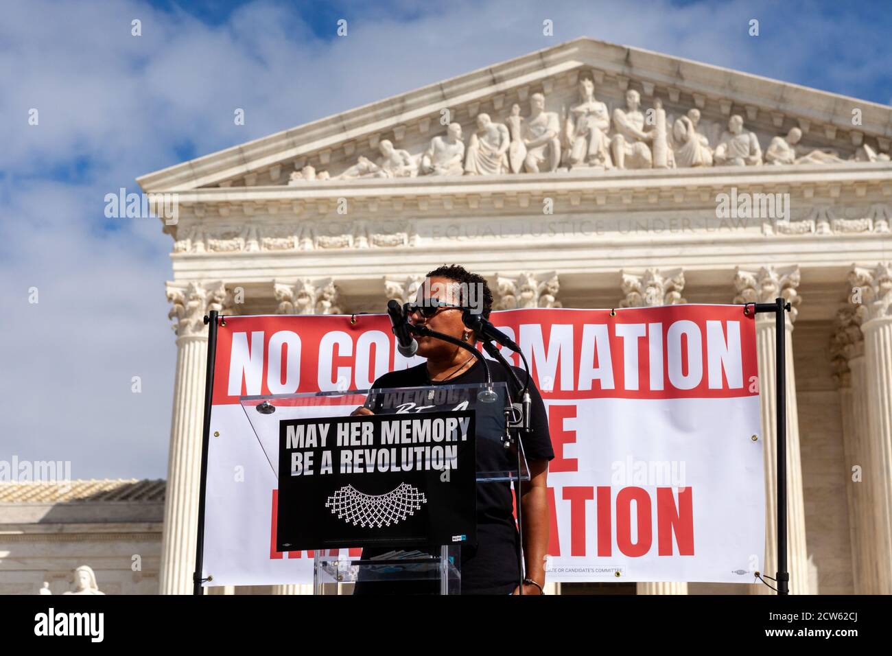 Washington, DC, USA, 27. September 2020. Im Bild: Ladawn Love of Spaces in Action spricht bei der No Confirmation Until Inauguration Rally am Obersten Gerichtshof mit der Menge. Der Protest war Teil der landesweiten Kundgebungen, um US-Senatoren zu fordern, dass sie eine neue Justiz des Obersten Gerichtshofs nicht bestätigen, bis ein neuer Präsident eingeweiht wird, wie sie es mit Präsident Obamas Nominierten im Wahljahr 2016 taten. Kredit: Allison C Bailey/Alamy Live Nachrichten Stockfoto
