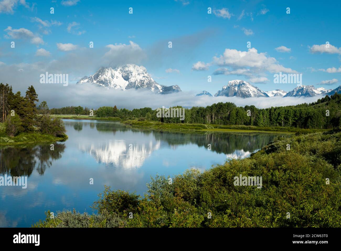 Eine Spiegelung der Grand Teton Bergkette in einem See in Wyoming. Stockfoto