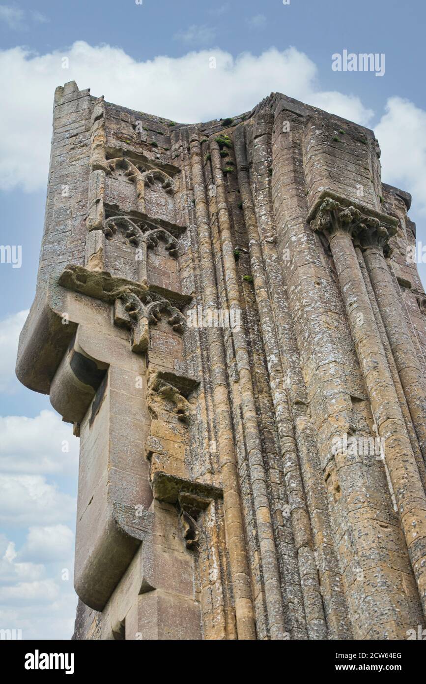 Glastonbury Abbey Hauptpier massiv und hoch über den Ruinen von Henry VIII Auflösung. Blauer Himmel, keine Menschen. Speicherplatz Kopieren. Architektonische Details. Stockfoto