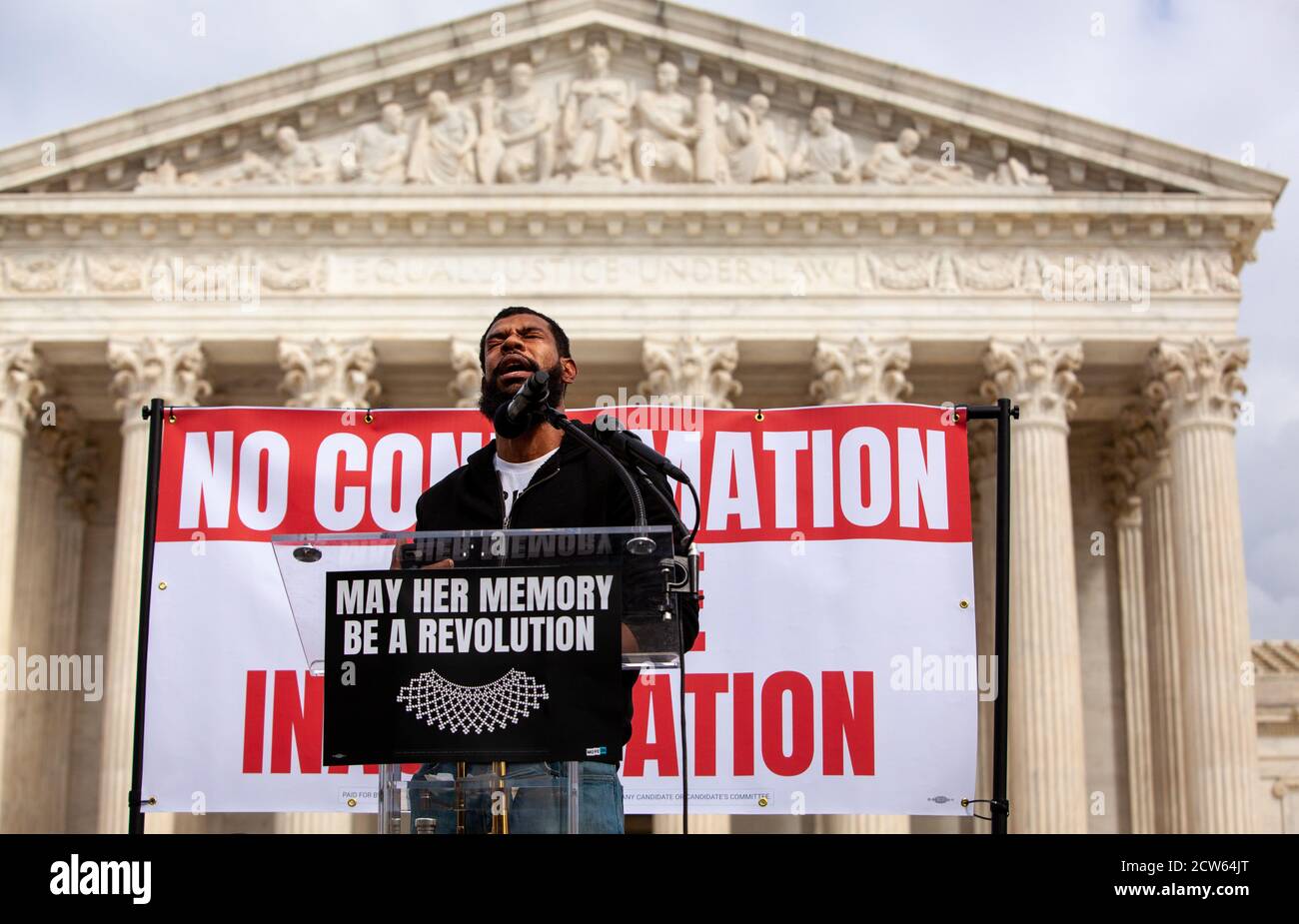 Washington, DC, USA, 27. September 2020. Im Bild: Die "No Confirmation Until Inauguration"-Kundgebung am Obersten Gerichtshof endete mit einer Gesangsvorstellung von "A Change is Gonna Come" und einer Instrumentalversion von "Was ist los?" Von Steelosoul (a.k.a. Sterling Anderson) der Protest war Teil der landesweiten Kundgebungen, um US-Senatoren zu fordern, dass sie eine neue Justiz des Obersten Gerichtshofs nicht bestätigen, bis ein neuer Präsident eingeweiht wird, wie sie es mit Präsident Obamas Nominierten im Wahljahr 2016 taten. Kredit: Allison C Bailey/Alamy Live Nachrichten Stockfoto