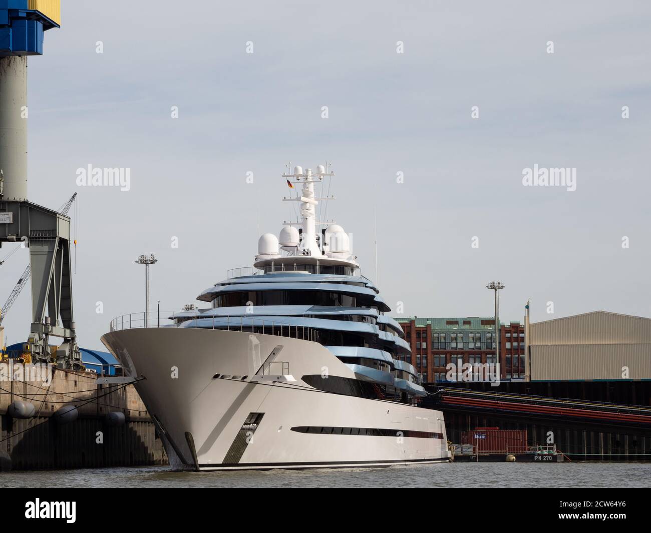 Auf der Blohm und Voss wird eine große Yacht gebaut Werft in Hamburg Stockfoto
