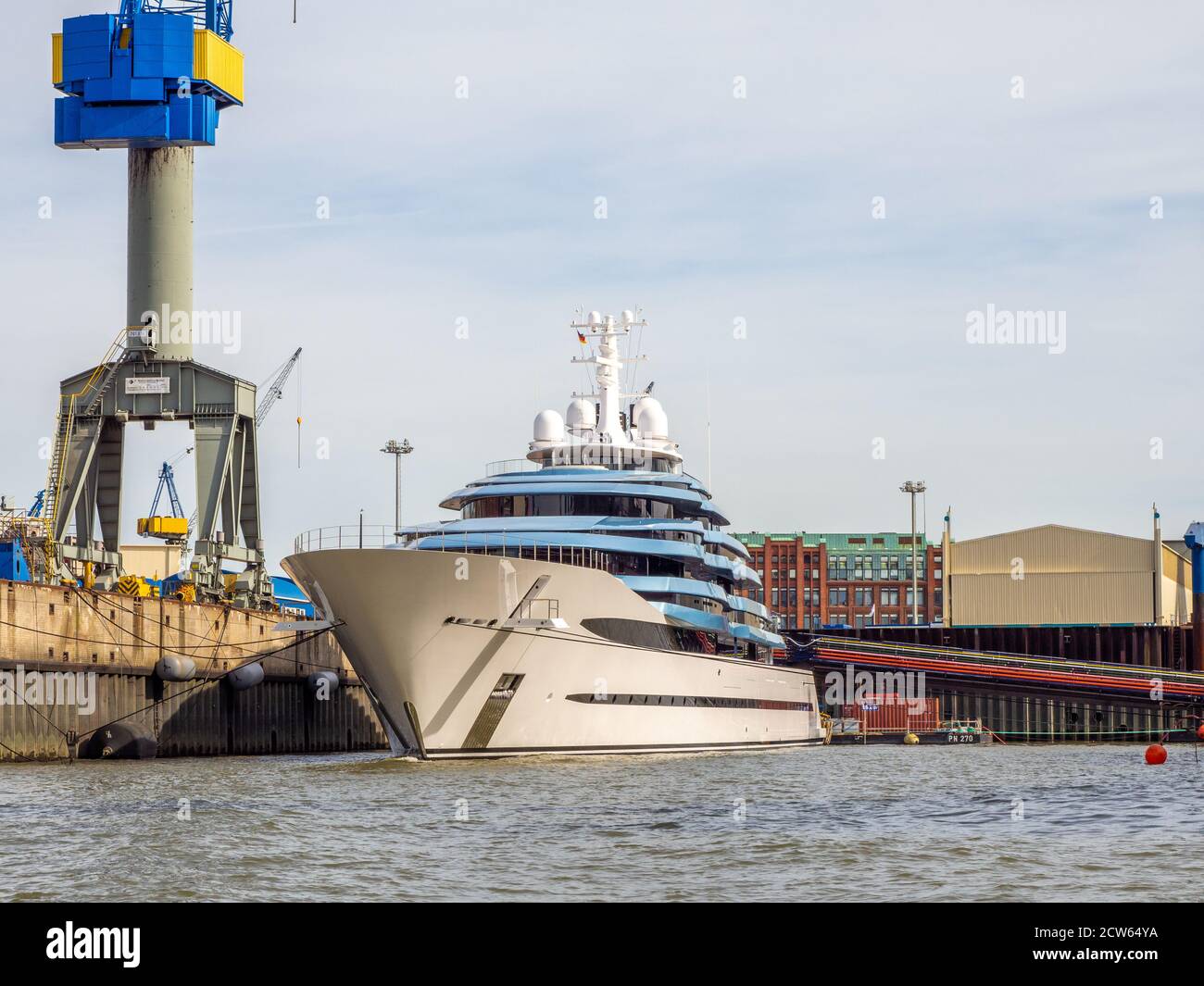 Auf der Blohm und Voss wird eine große Yacht gebaut Werft in Hamburg Stockfoto
