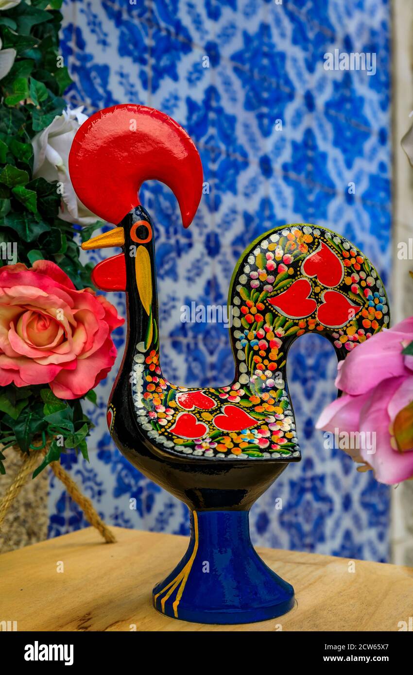 Porto, Portugal - 29. Mai 2018: Traditionelles portugiesisches Barcelos Rooster oder Galo de Barcelos Symbol von Portugal mit Azulejo Fliesen im Hintergrund Stockfoto