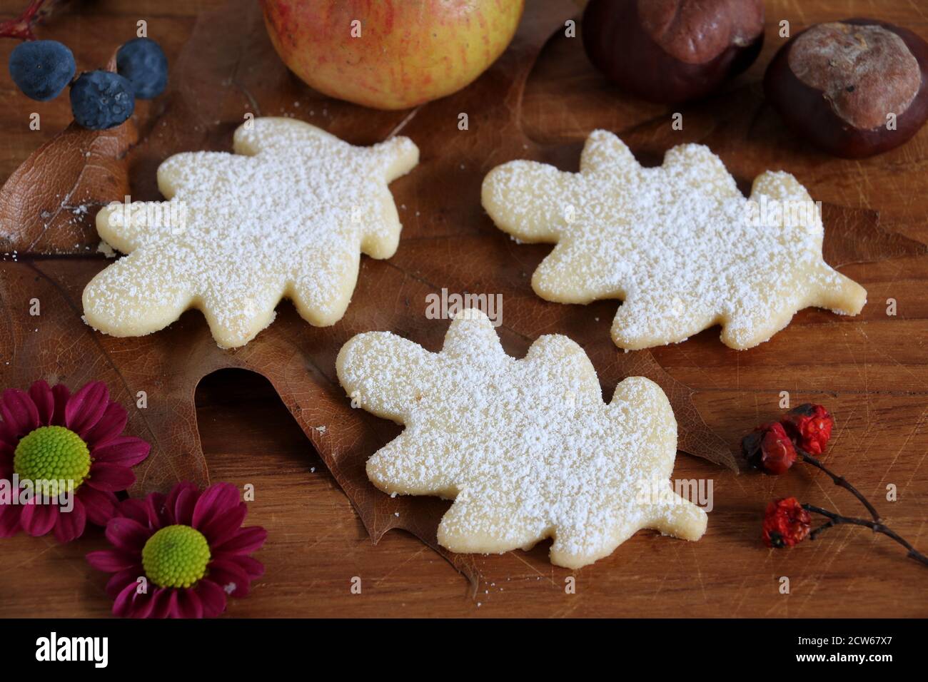 Kekse in Eichenblattform Herbstbäckerei Stockfoto