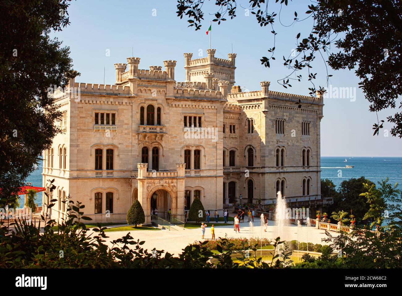 Triest, Italien - September, 13: Ansicht des Schlosses Miramare Residenz Ferdinand Maximilians des Hauses Habsburg - jüngerer Bruder von Franz Joseph Stockfoto