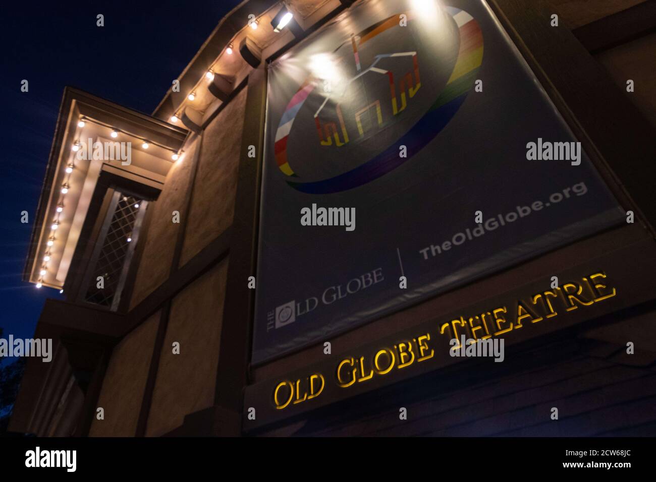 San Diego, Kalifornien, USA. September 2020. Das Old Globe Theatre in San Diego, Kalifornien am Sonntag, 27. September 2020. The Old Globe hat vor kurzem Online-Programme, Unterricht und Aufführungen für Herbst 2020 angekündigt. Der Old Globe wird auch als offizielle Briefwahlort für die Präsidentschaftswahlen 2020 in den Vereinigten Staaten von Dienstag, 6. Oktober bis Dienstag, 3. November dienen. Kredit: Rishi Deka/ZUMA Wire/Alamy Live Nachrichten Stockfoto