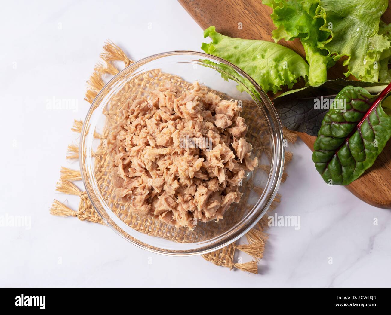 Thunfisch in einer Glasschale auf dem Marmor, von oben betrachtet. Stockfoto