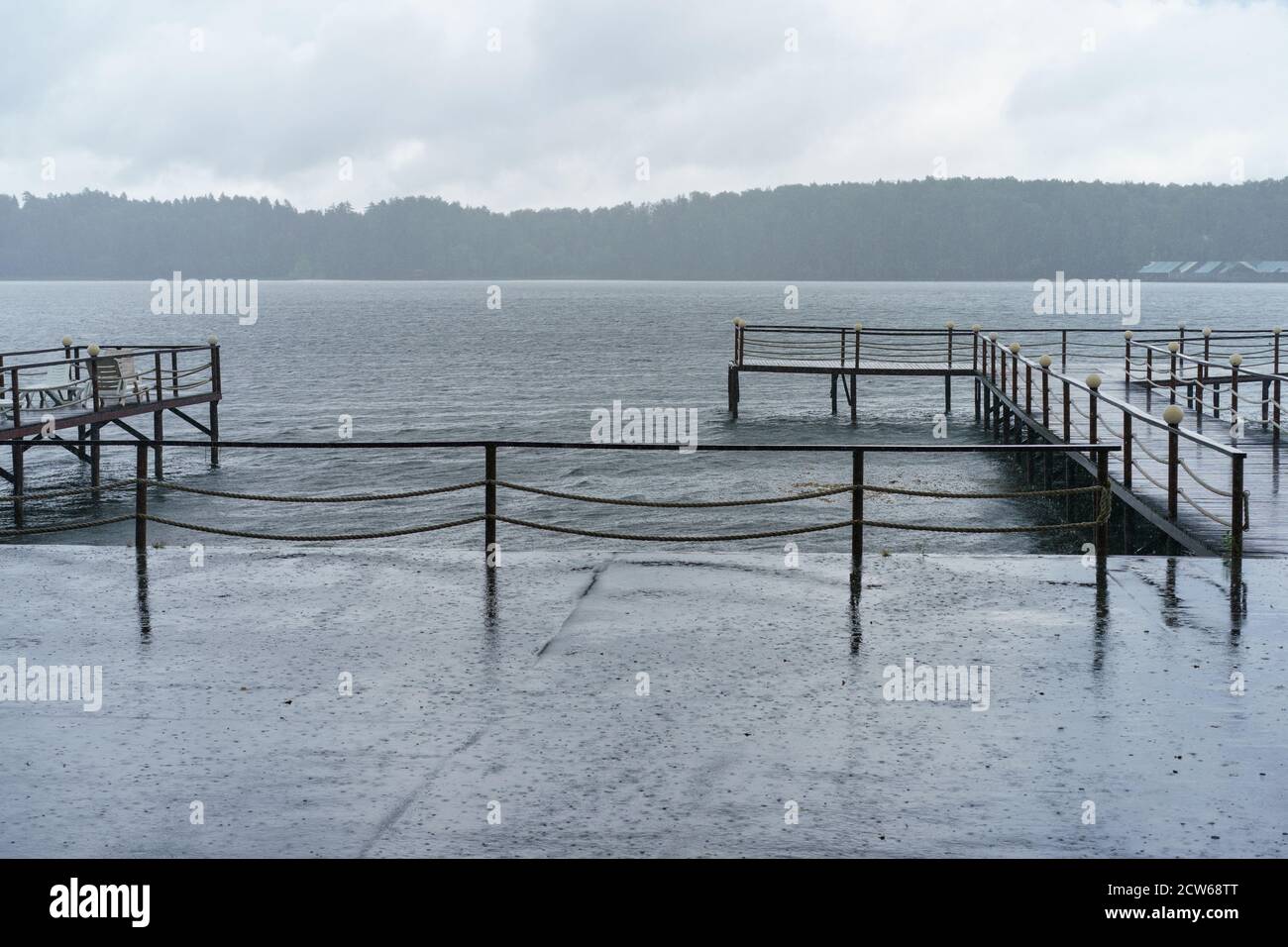 Inländischer touristischer Urlaubsort an kalten Regentagen. Urlaubskonzept. Nasser Herbst kommt. Weiche graue Farben. Niemand. Die Sommerferien sind beendet. Aus Holz Stockfoto