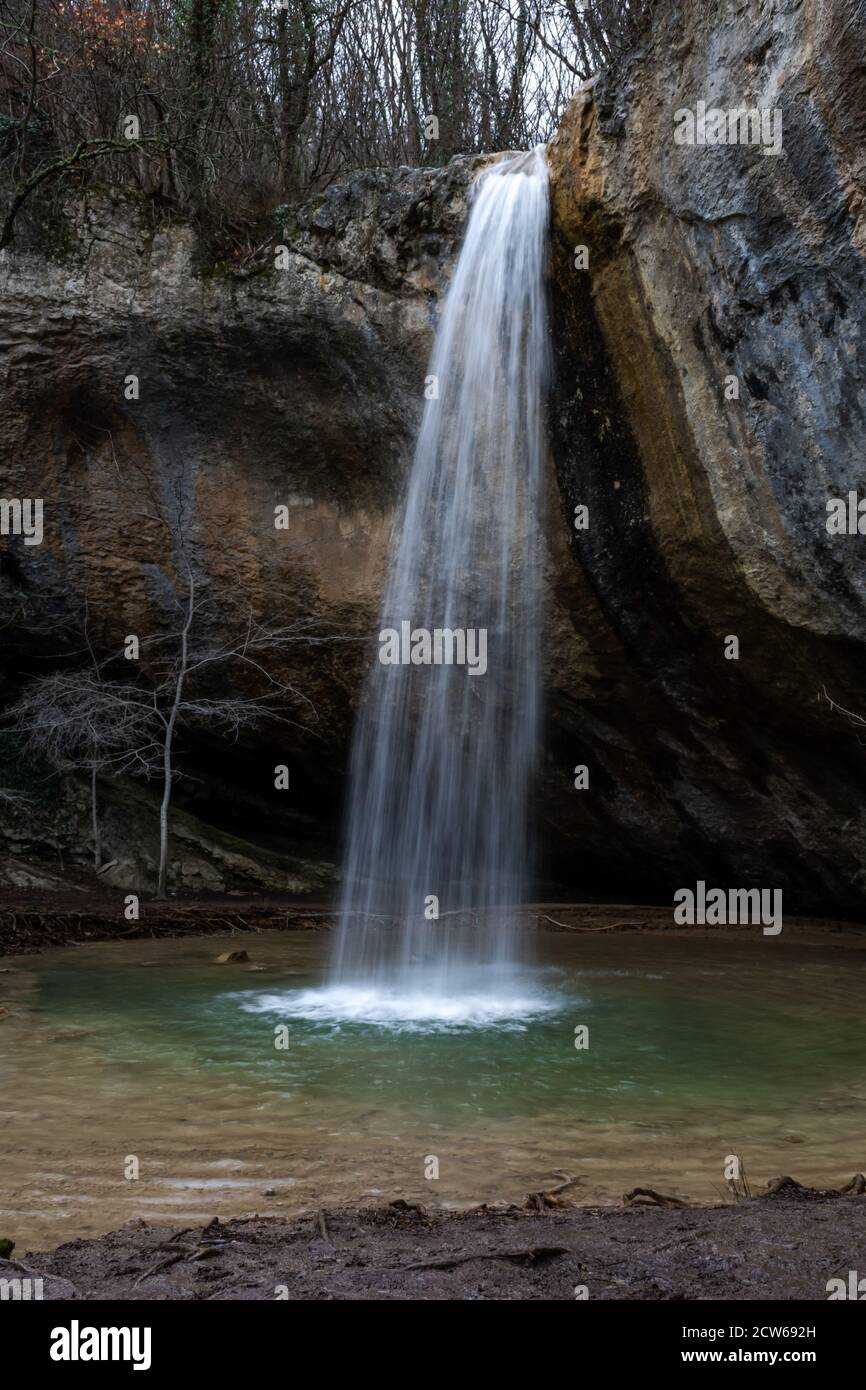 Wasserfall Visor in Krim im Winter, Wasserfall, schöner Wasserfall Visor im Baydar-Tal Krim Stockfoto