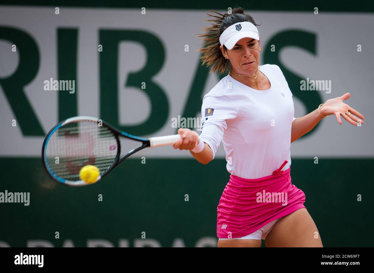 Ajla Tomljanovic aus Australien in Aktion gegen Maria Sakkari aus Griechenland während der ersten Runde des Roland Garros 2020, Grand Slam Tennisturnier Stockfoto