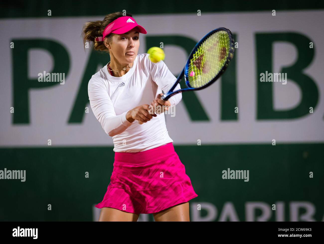 Anna Kalinskaya von Russland im Einsatz gegen Eugenie Bouchard von Kanada während der ersten Runde bei der Roland Garros 2020, Grand Slam Tennisturnier, Stockfoto