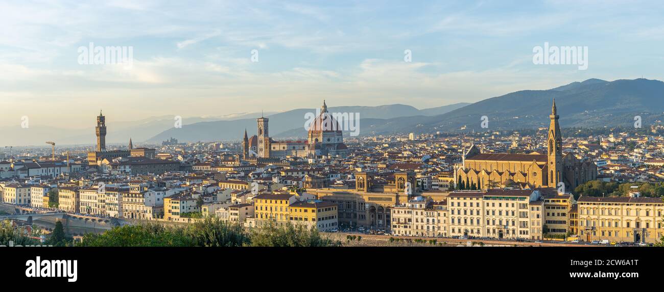Panoramablick auf die Skyline von Florenz mit Blick auf den Dom von Florenz in der Toskana, Italien. Stockfoto