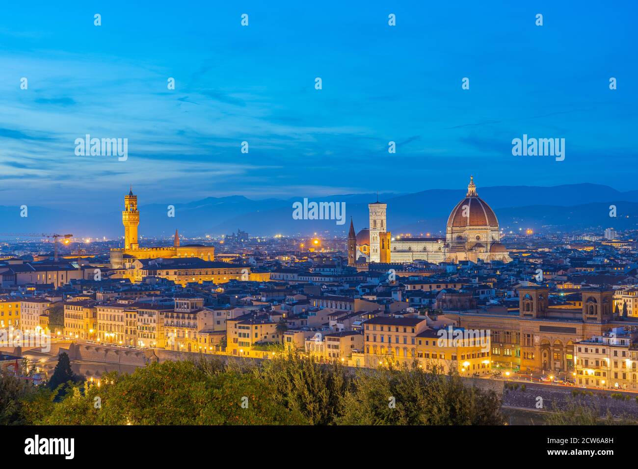 Blick auf die Skyline von Florenz bei Nacht mit Blick auf den Dom von Florenz in der Toskana, Italien. Stockfoto