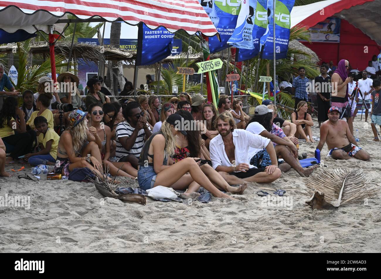 Arugam Bay. September 2020. Touristen beobachten einen Surfwettbewerb in Sri Lankas Küstenort Arugam Bay am 27. September 2020. Eine lokale Sportförderungsgesellschaft organisierte diese Veranstaltung in Arugam Bay, einem der beliebtesten Surfspots in Sri Lanka, um Sri Lankas Tourismus inmitten der COVID-19 Pandemie wiederzubeleben. Quelle: A.Hapuarachchi/Xinhua/Alamy Live News Stockfoto