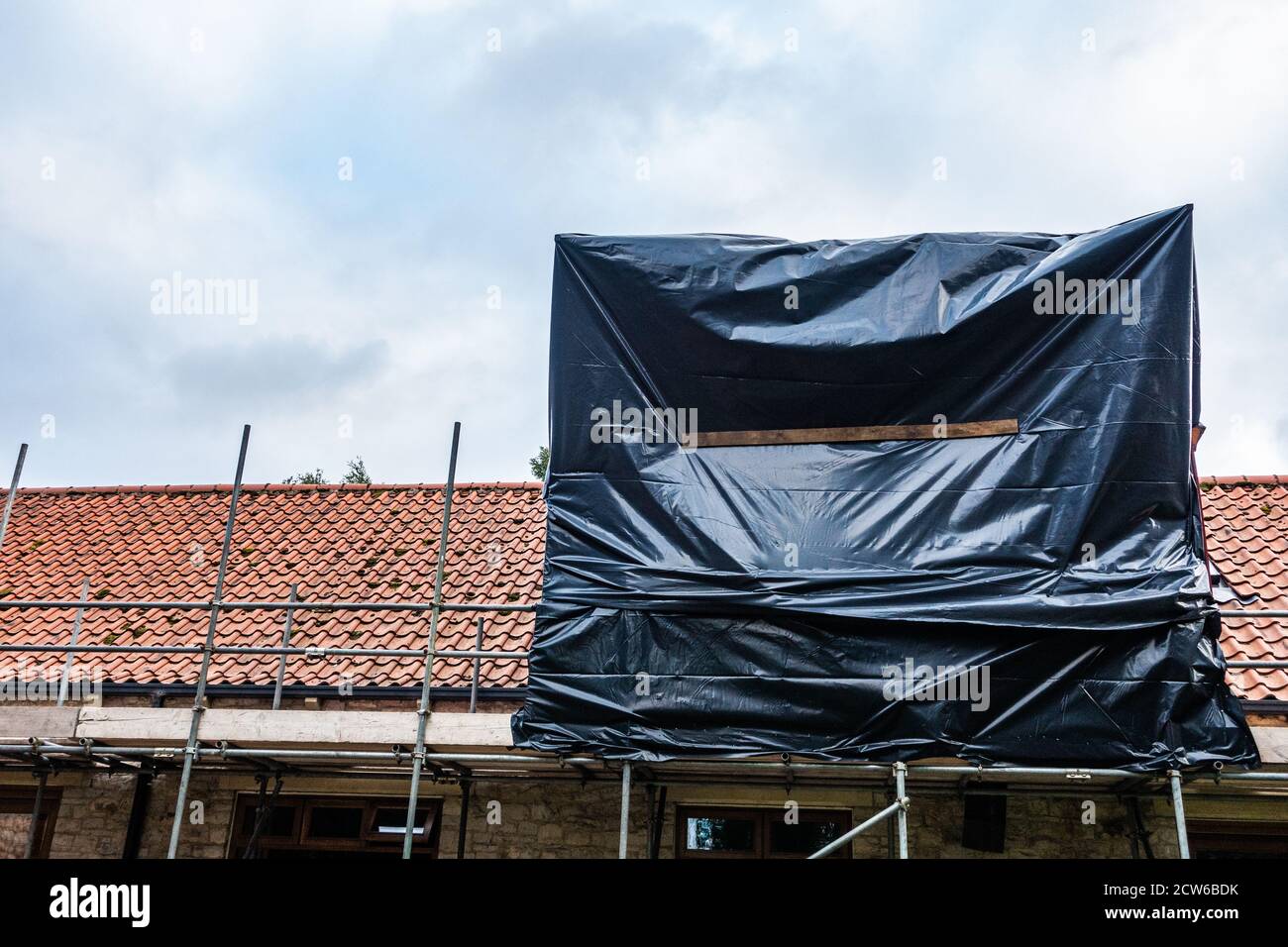 Bauherren temporäre Dachdeckung auf Haus Stockfoto