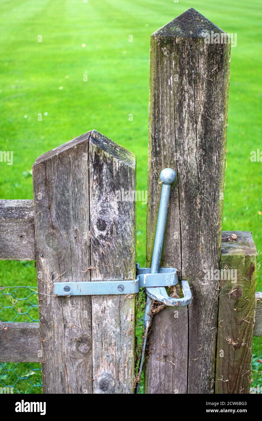 Farm Gate-Federverschluss am Farm-Tor Stockfoto