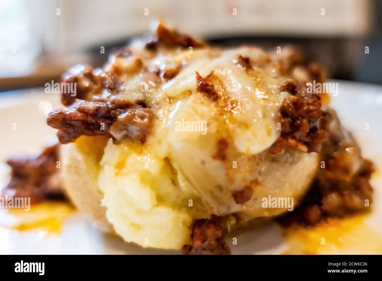Nahaufnahme von Chili con Carne auf einem weißen Teller Stockfoto