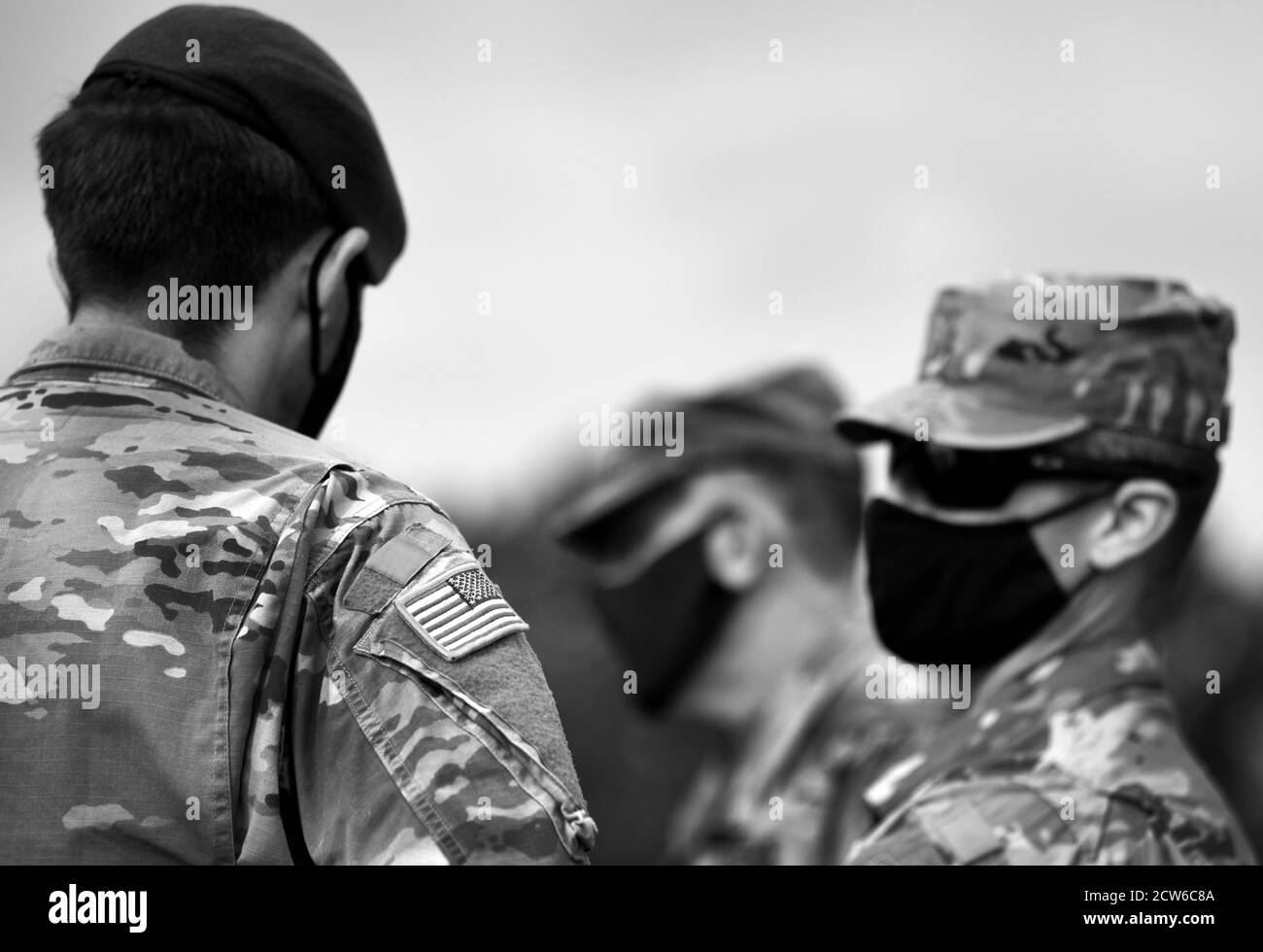 US-Soldaten tragen schützende Gesichtsmasken. Quarantäne in der Armee. Stockfoto