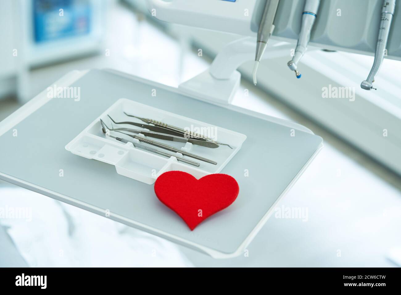 Set von Zahnarztwerkzeugen im Büro Stockfoto