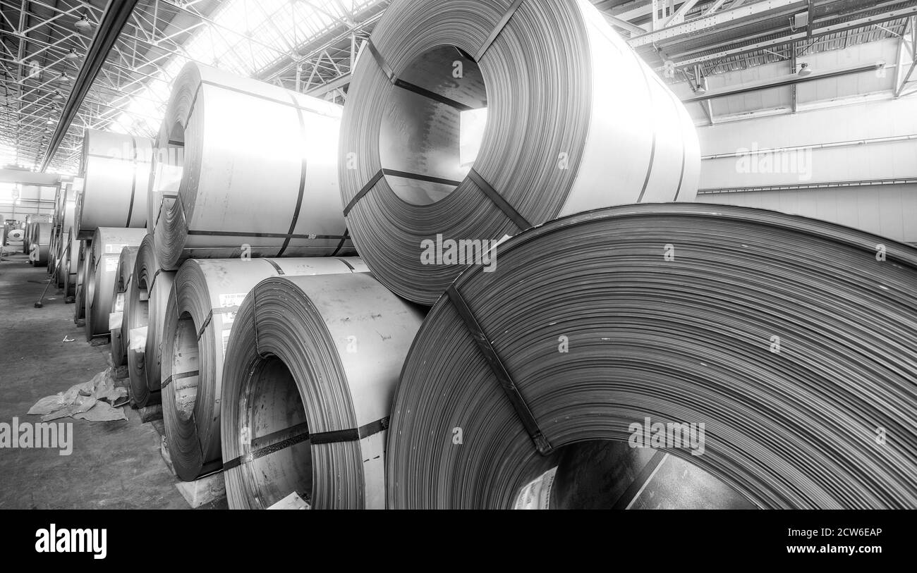 Lager für Metallspulen. Industrielles Produktions- und Logistikkonzept. Rolle von Stahlblech in einem Werk. Stockfoto