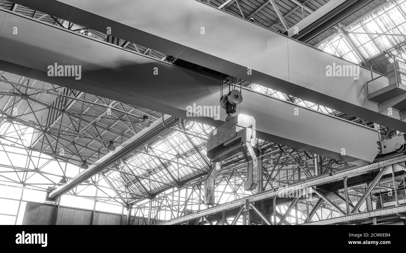 Metallverarbeitende Industrie. Werkskran und Haken in einem Lager. Stockfoto