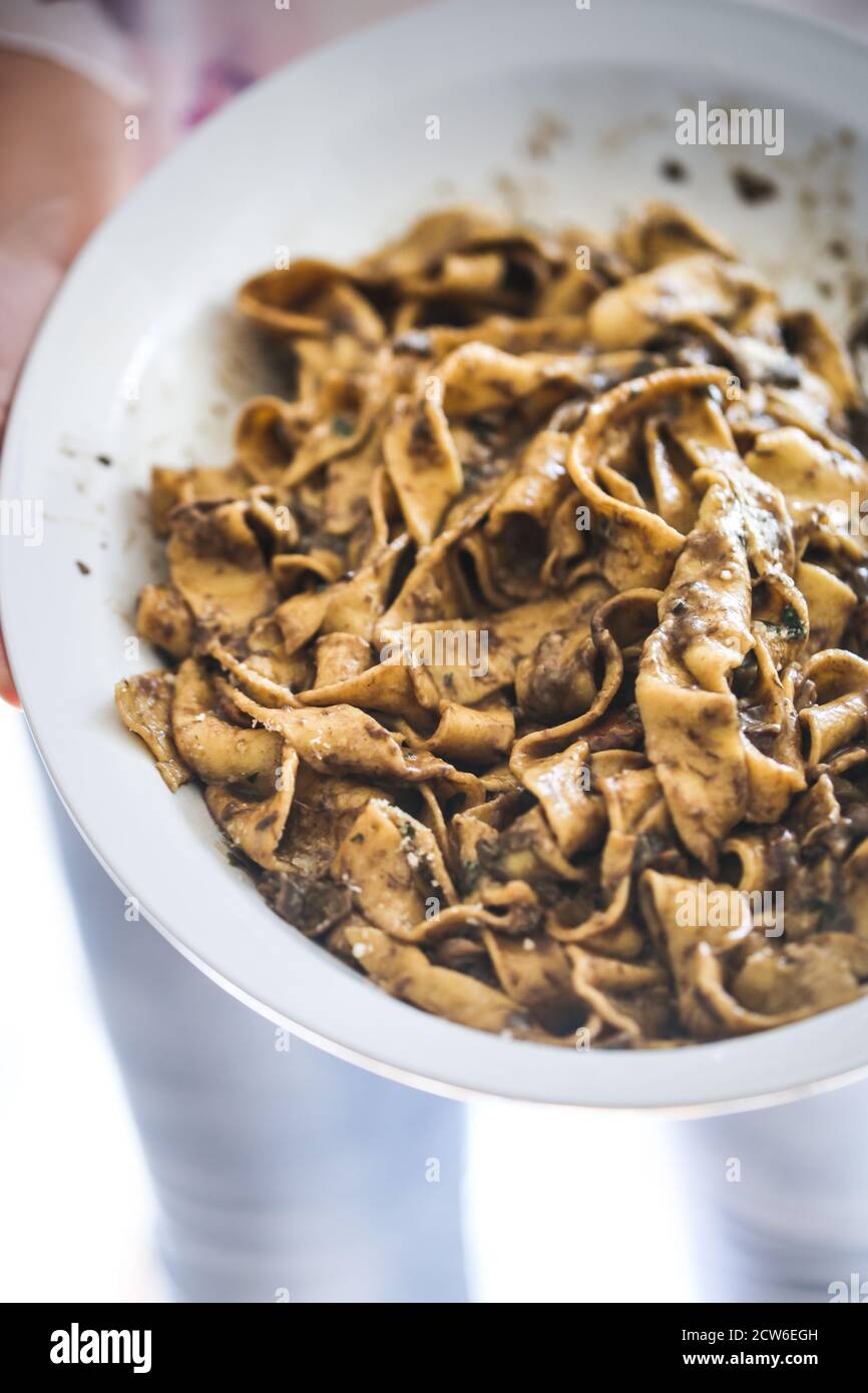 Hausgemachte Pappardelle mit Steinpilz ragù Stockfoto
