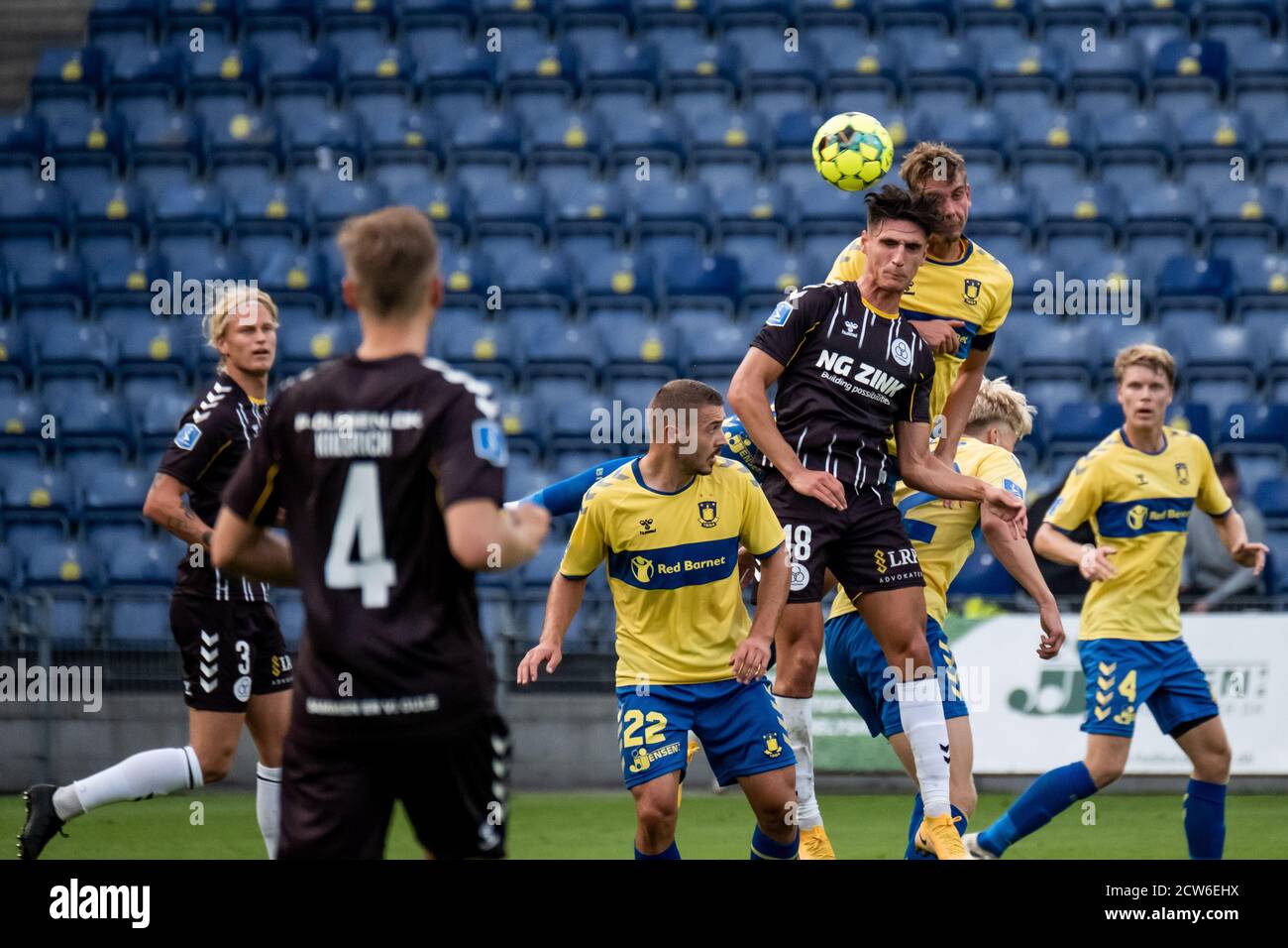 Broendby, Dänemark. September 2020. Livim Qamili (18) von AC Horsens gesehen Überschrift für den Ball gegen Andreas Maxsoe (5) von Broendby IF während der 3F Superliga-Spiel zwischen Broendby IF und AC Horsens im Broendby Stadion in Broendby. (Foto Kredit: Gonzales Foto/Alamy Live News Stockfoto