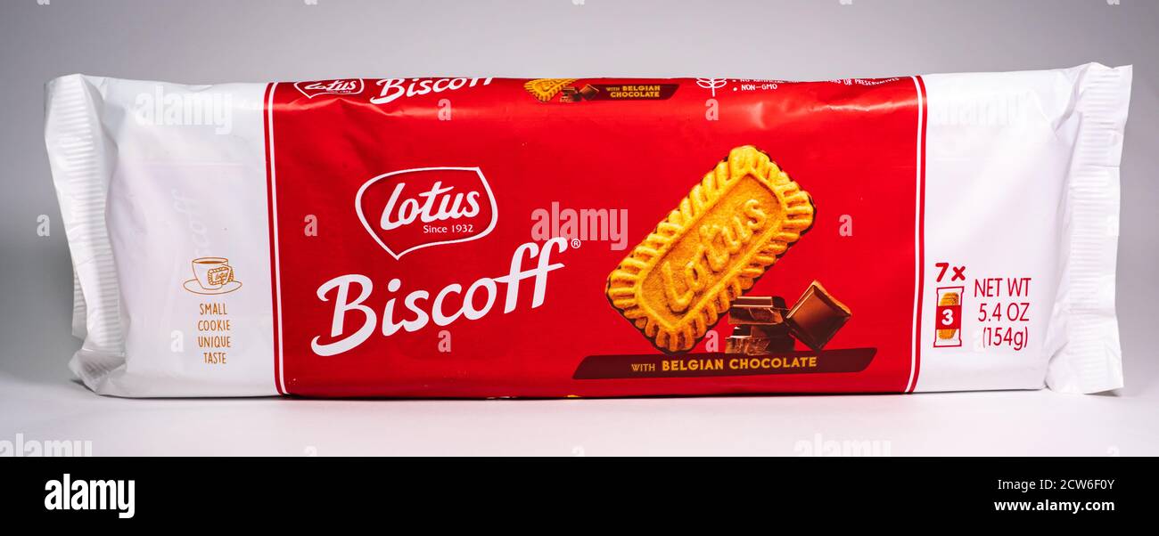 Familienpackung mit belgischen Schokoladenkeksen von Lotus Biscoff auf einem Weißer Hintergrund Stockfoto