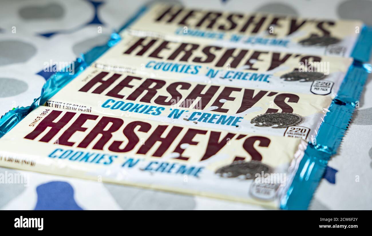 Selektiver Fokus HERSHEY'S Cookies 'N Creme Bars Stockfoto