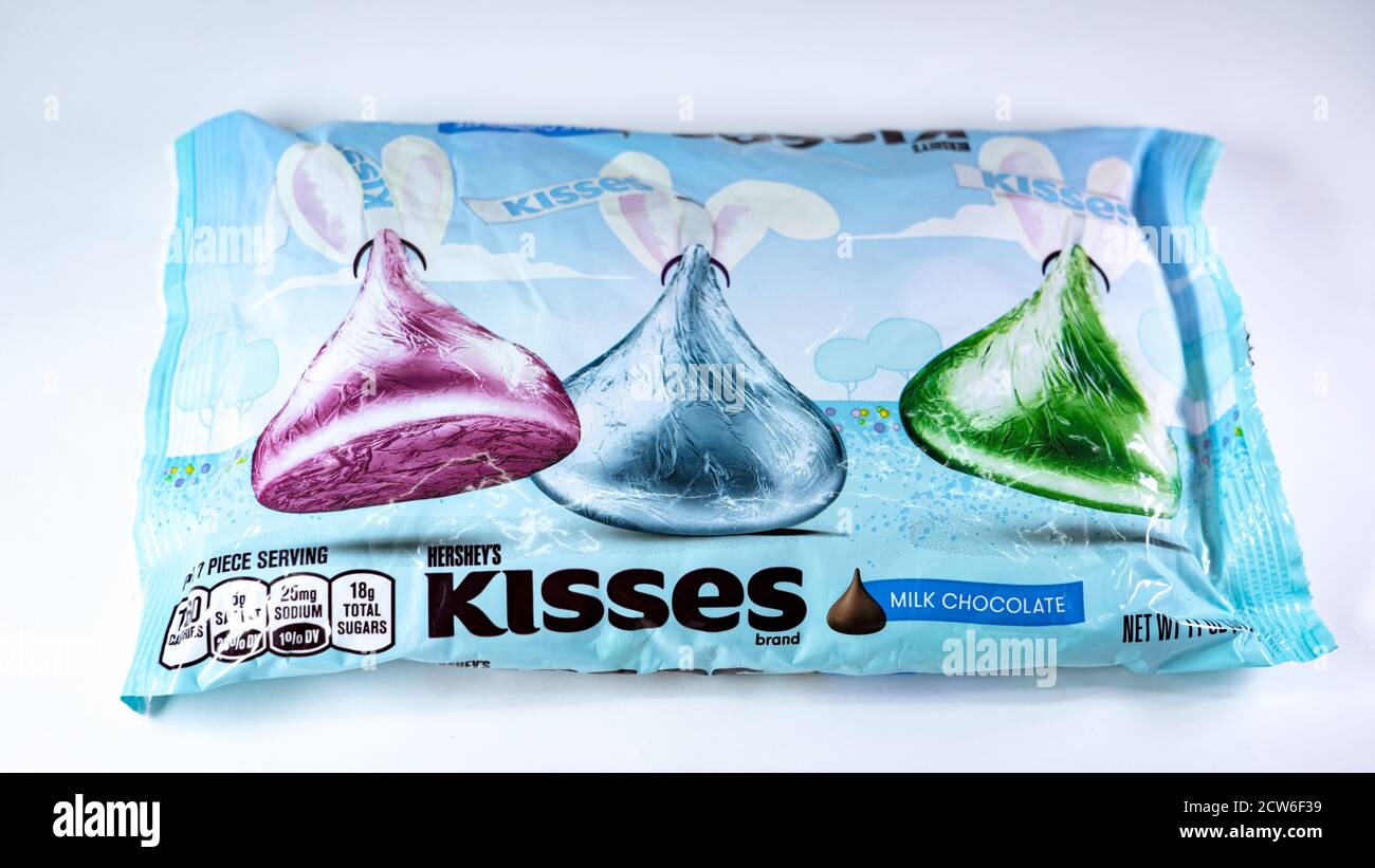 Eine Tüte HERSHEY'S Kisses Milchschokolade auf einem weißen Hintergrund Stockfoto