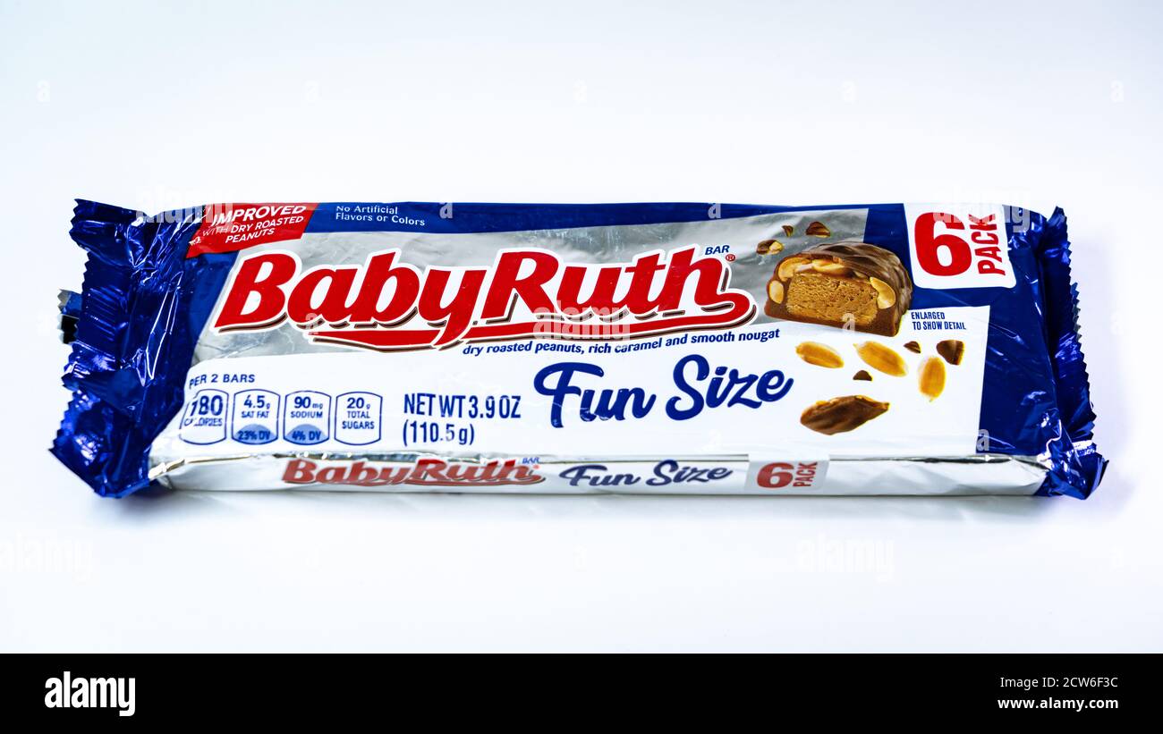 Eine lustige Größe 6-Pack Baby Ruth auf einem weißen Hintergrund Stockfoto