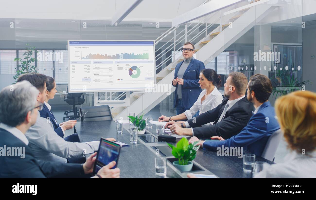 Im Corporate Meeting Room: Creative Director nutzt Digital Interactive Whiteboard zur Präsentation für Vorstände, Rechtsanwälte, Investoren Stockfoto